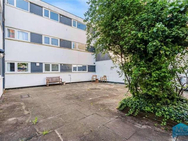 Flat for sale in Muswell Hill, Greater London