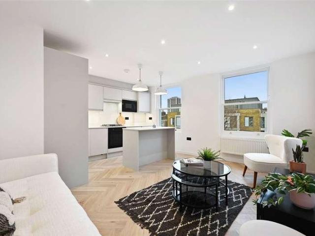 Flat for sale in Shepherd's Bush, Greater London