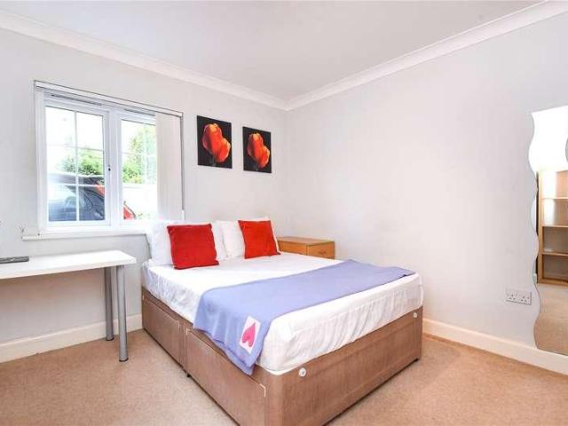 Flat for sale in Cowley Marsh, The Slade