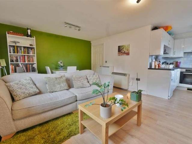 Flat for sale in Chalvey, Slough