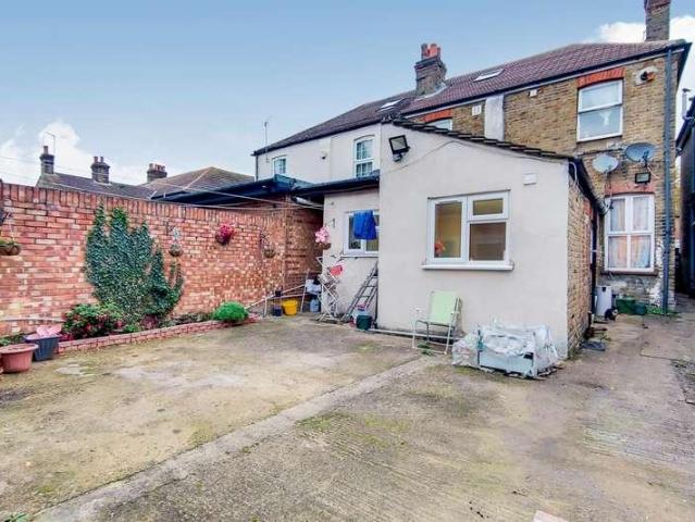Flat for sale in London Borough of Ealing, Greater London
