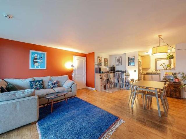 Flat for sale in Suttons Wharf, Mile End