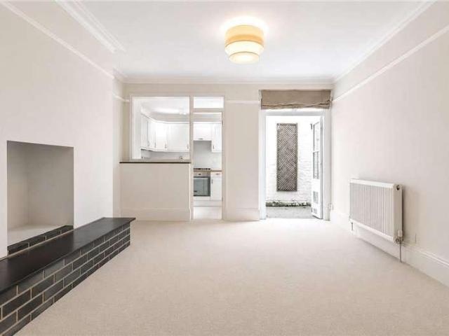 Flat for sale in Royal Borough of Kensington and Chelsea, Greater London