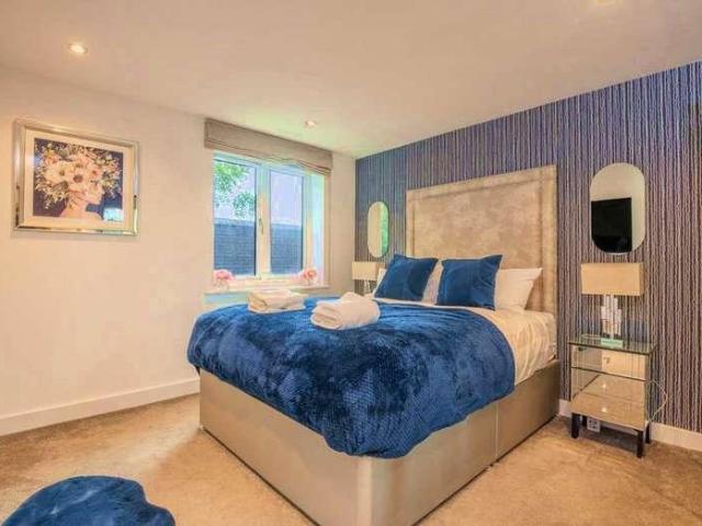 Flat for sale in Elstree and Borehamwood, Borehamwood