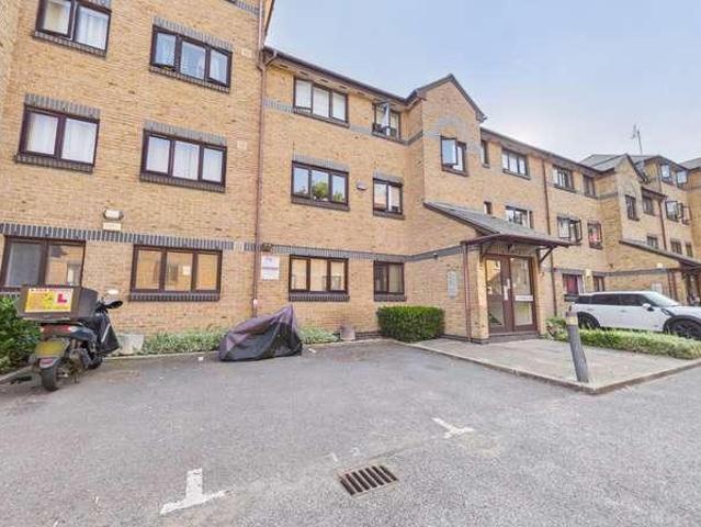 Flat for sale in Isle Of Dogs, Greater London