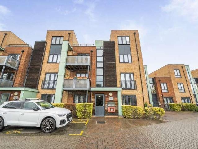 Flat for sale in London Borough of Merton, Mitcham