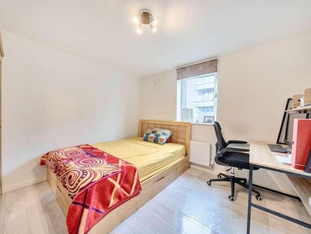 Flat for sale in Lane, Greater London