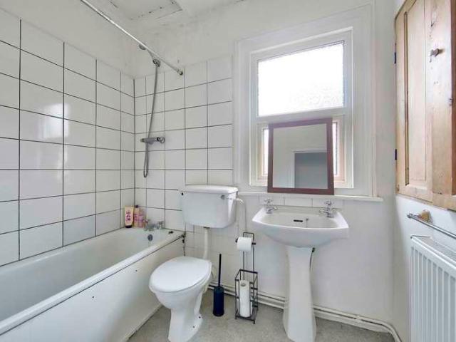 Flat for sale in Furzedown, Greater London