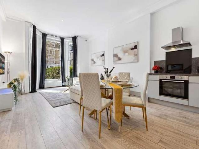 Flat for sale in Royal Borough of Kensington and Chelsea, Greater London