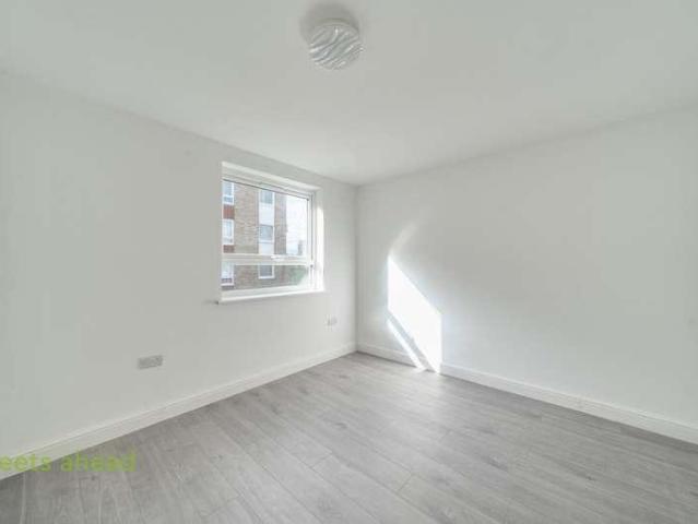 Flat for sale in London Borough of Croydon, Waddon