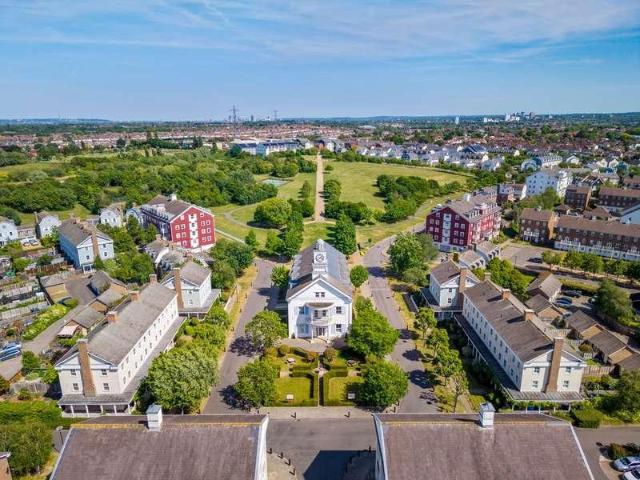 Flat for sale in Worcester Park, Greater London