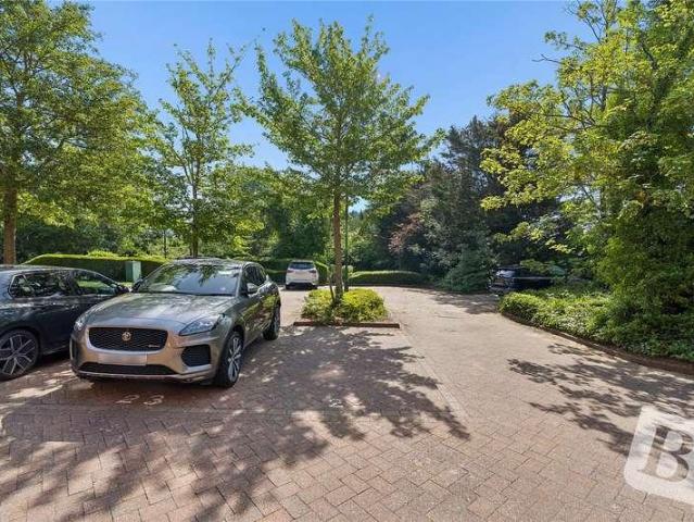 Flat for sale in Upminster, Greater London