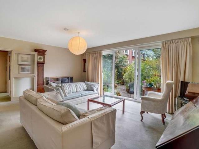 Flat for sale in Dulwich, Greater London