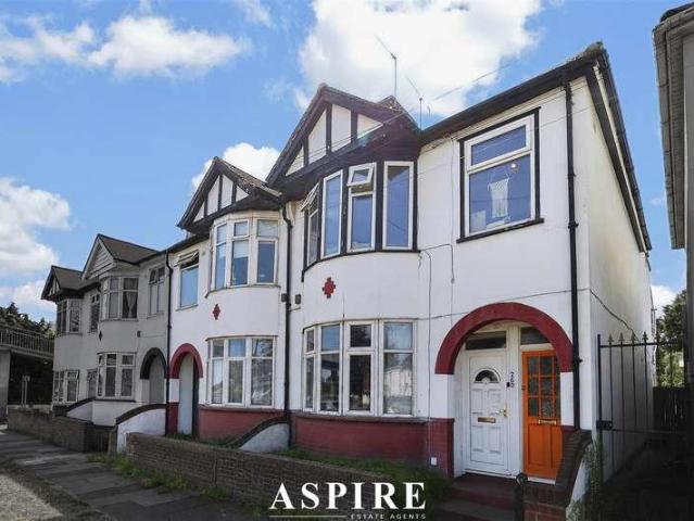Flat for sale in Alton Barnes, Essex