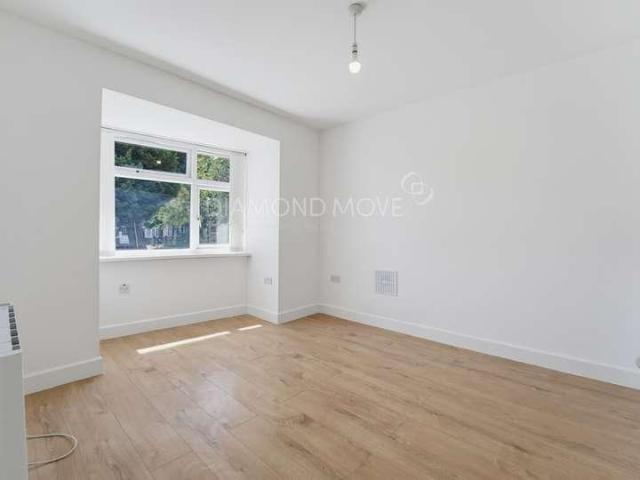 Flat for sale in London Borough of Hounslow, Greater London