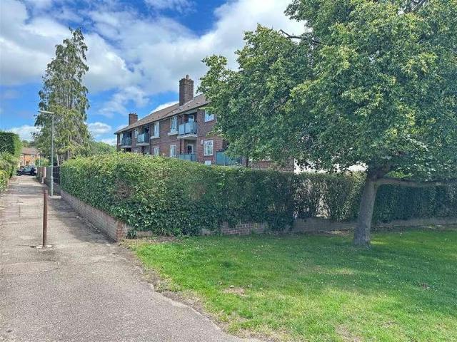 Flat for sale in Red Hill, Surrey