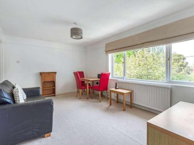 Flat for sale in Wormley, Fole
