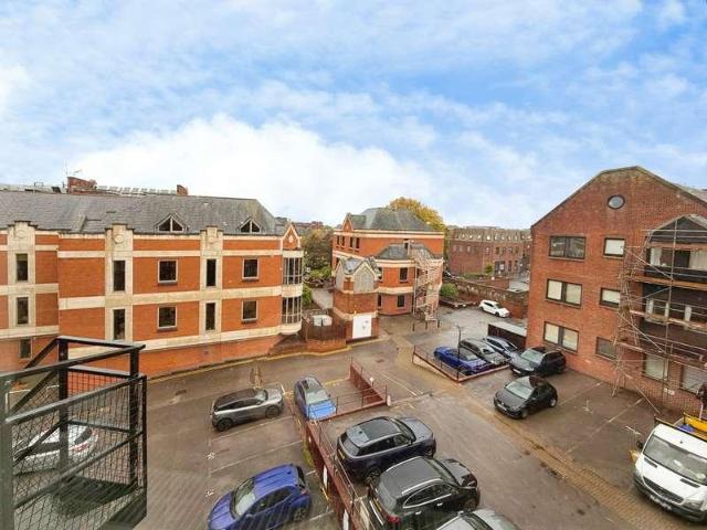 Flat for sale in Clewer New Town, Windsor