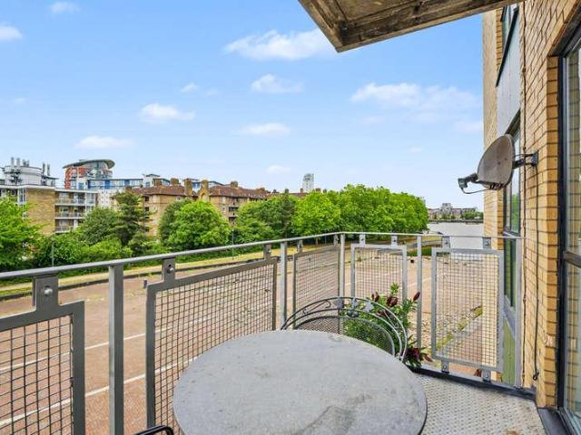 Flat for sale in Isle Of Dogs, Isle Of Man