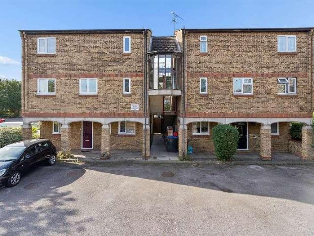 Flat for sale in Bowers Gifford, Essex