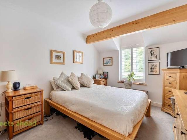 Flat for sale in Caterham on the Hill, Hillview