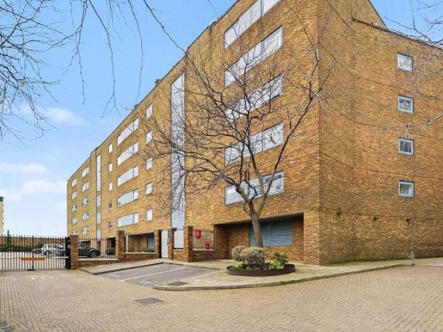 Flat for sale in Isle Of Dogs, Greater London