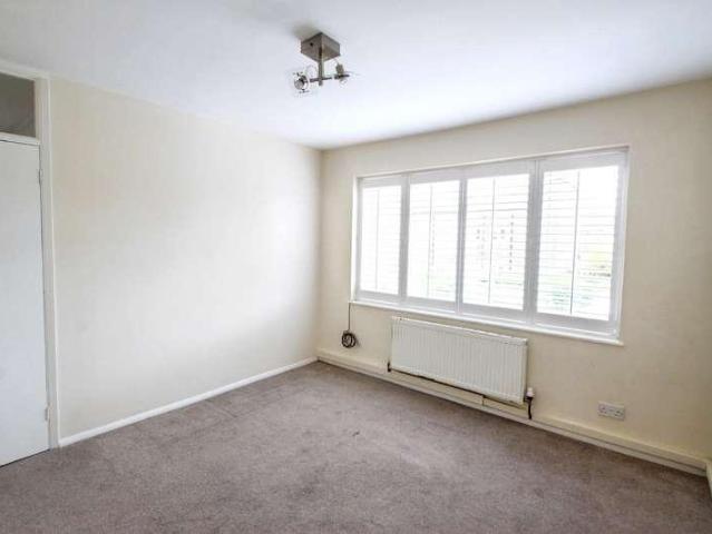Flat for sale in Woodford, Greater London