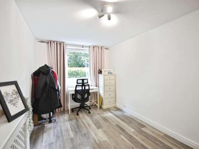 Flat for sale in London Borough of Hounslow, Greater London