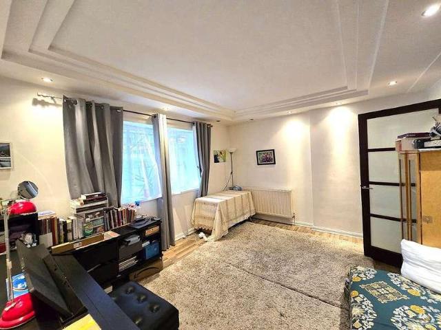 Flat for sale in Hendon, Greater London