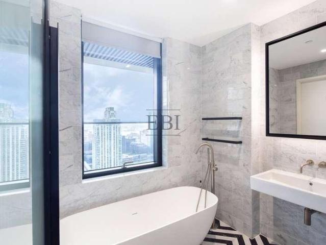 Flat for sale in Canary Wharf, Greater London