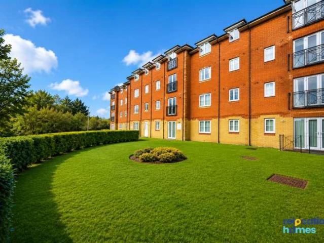 Flat for sale in Broxbourne, Hertfordshire