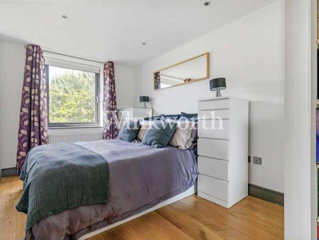 Flat for sale in Scotch Estate, Greater London