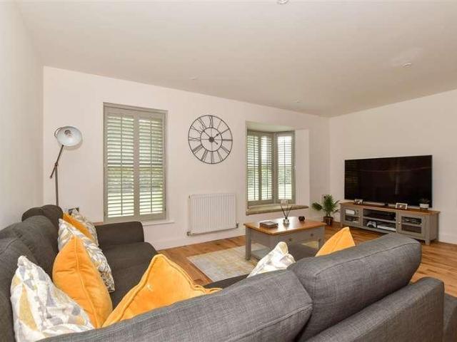 Flat for sale in Ashington, Horsham