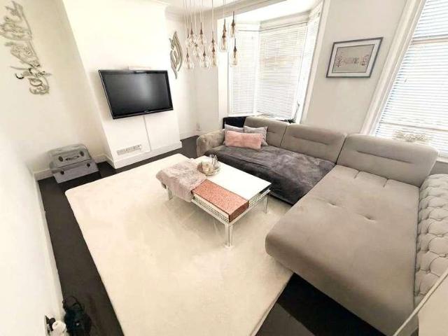 Flat for sale in Maryland, Greater London