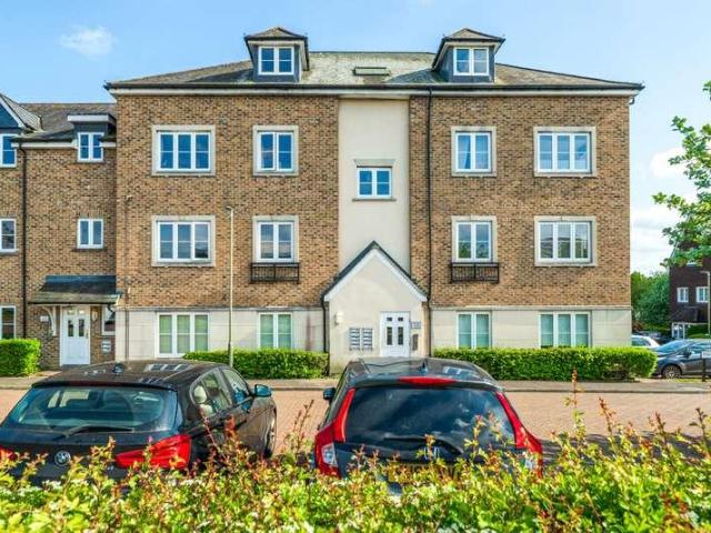 Flat for sale in Fole, Surrey