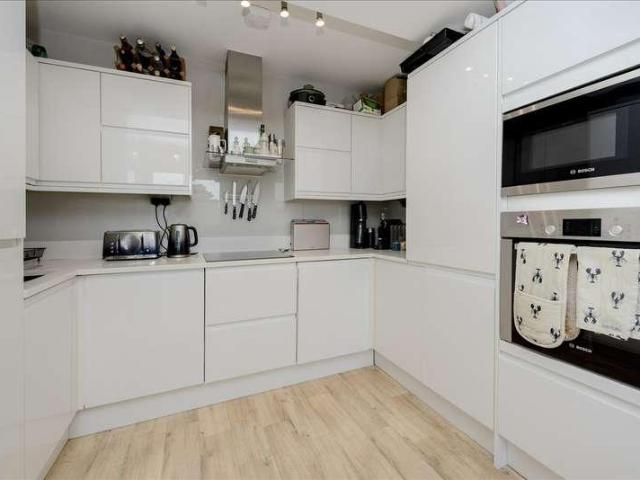 Flat for sale in Shepherd's Bush, Greater London