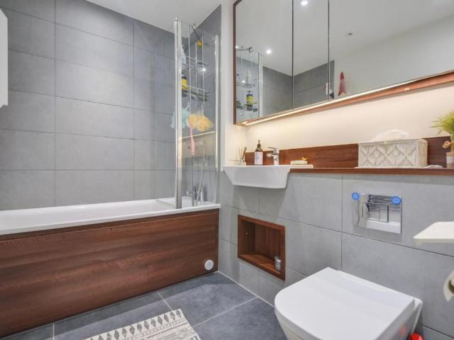 Flat for sale in London Borough of Lewisham, Ladywell