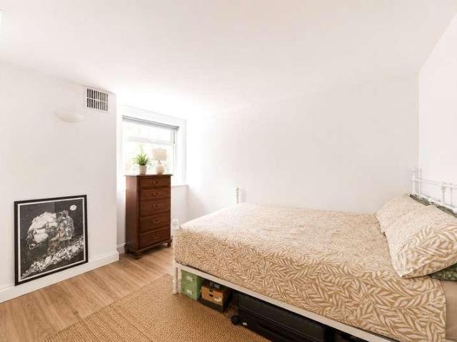 Flat for sale in Golders Green, Greater London