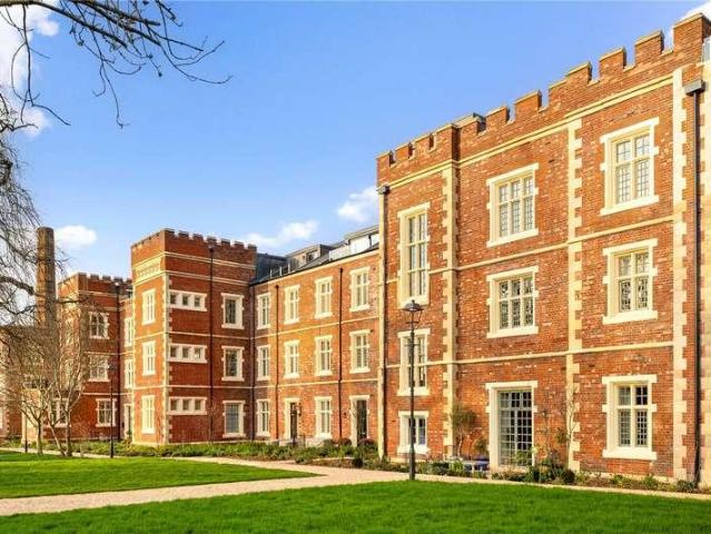 Flat for sale in St George's Gardens, Greater London