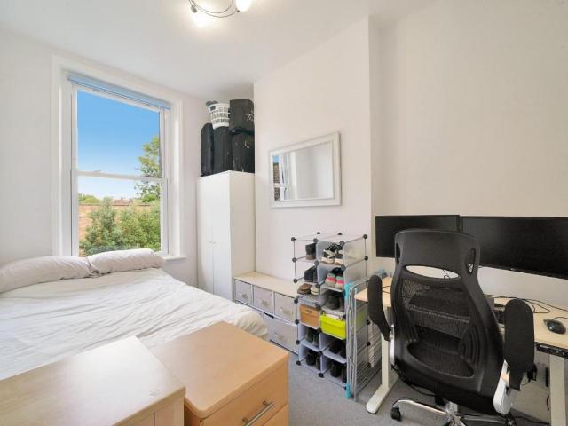 Flat for sale in Queen's Park, Greater London