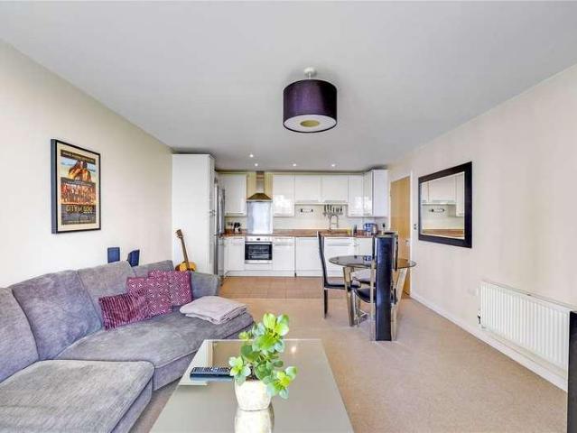 Flat for sale in London Borough of Hounslow, Greater London