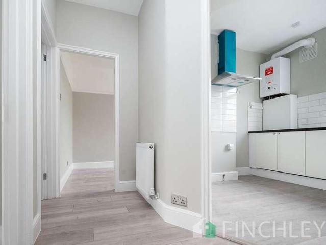 Flat for sale in West Finchley, Greater London