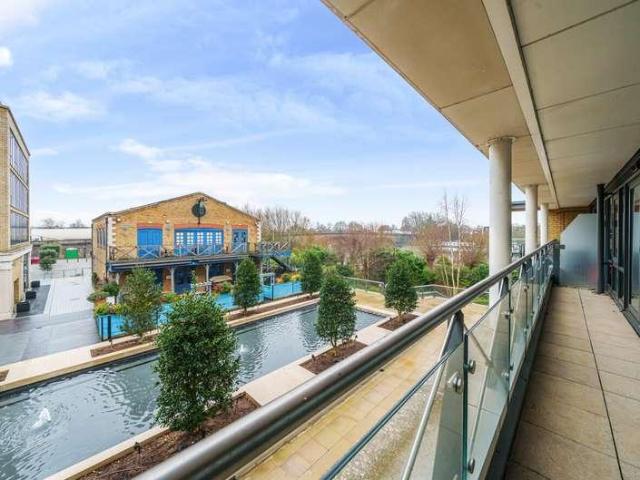 Flat for sale in London Borough of Hounslow, Strand