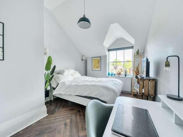 Flat for sale in Hampton Wick, Greater London