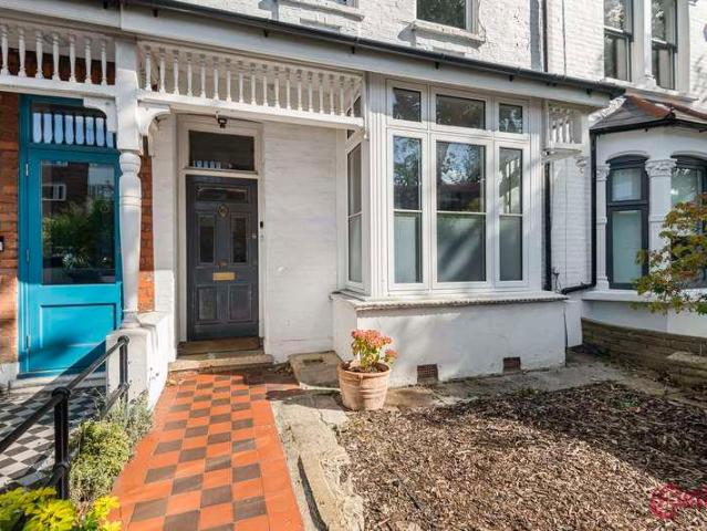 Flat for sale in Crouch End, Greater London