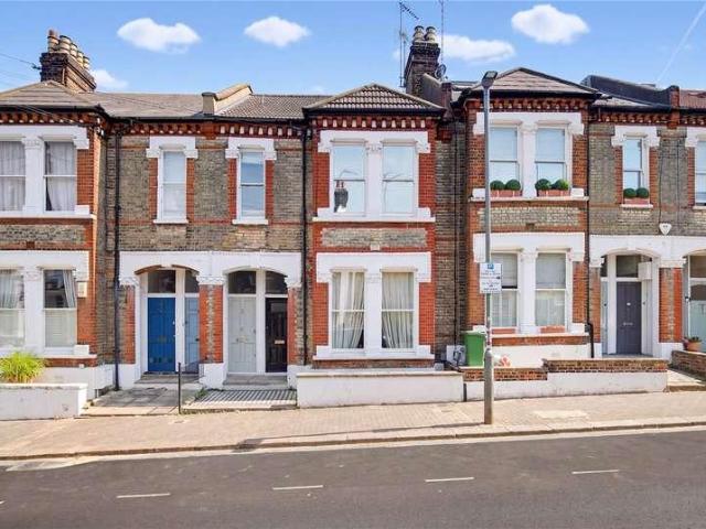Flat for sale in Clapham Junction, Greater London