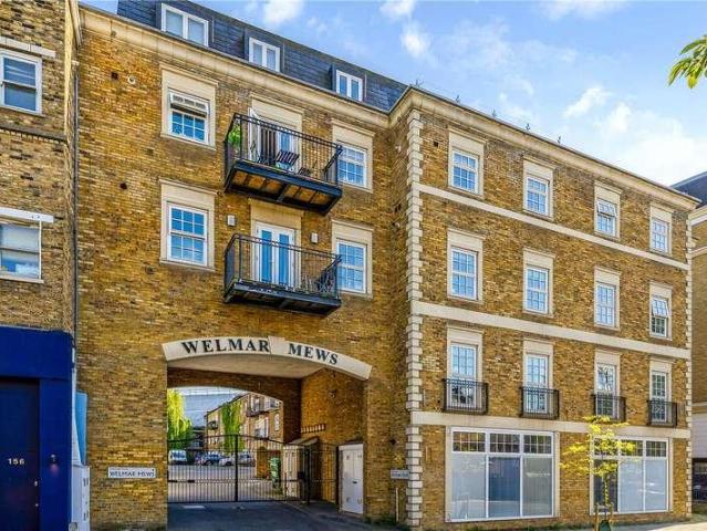Flat for sale in Clapham, Greater London