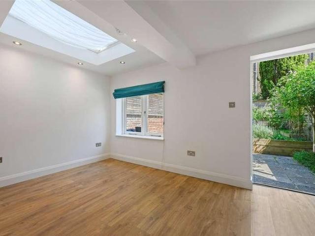 Flat for sale in Shepherd's Bush, Greater London