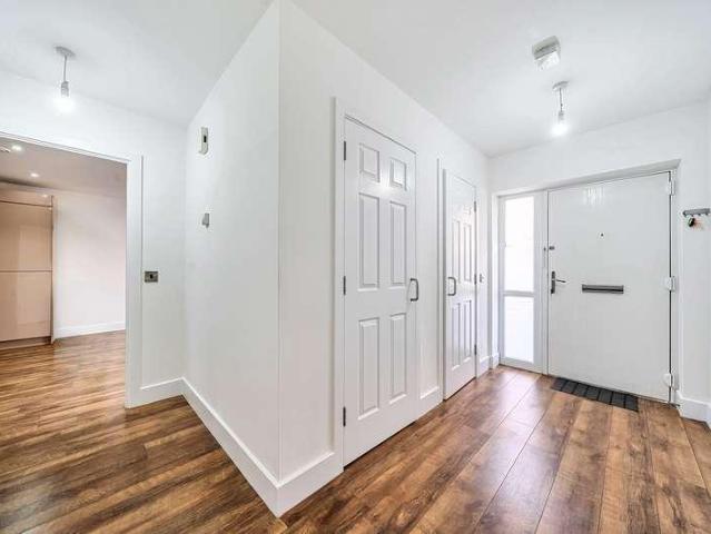 Flat for sale in Lane, Greater London