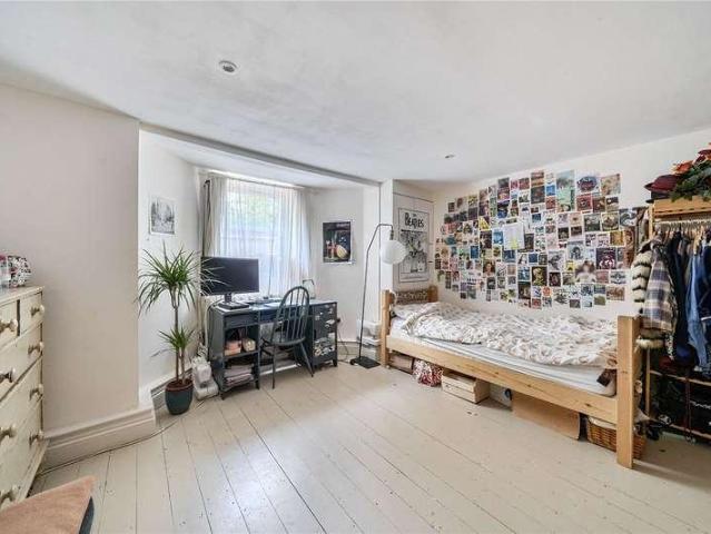 Flat for sale in Stroud Green, Greater London